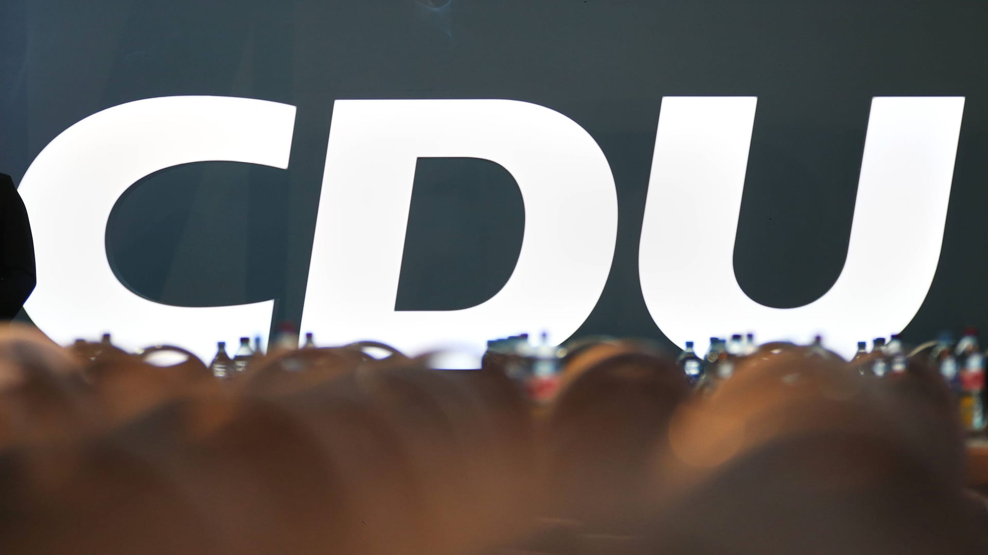 Das CDU-Logo steht in einem Saal: In Köln wurden bedeutsame Wege zur Gründung der CDU eingeschlagen.