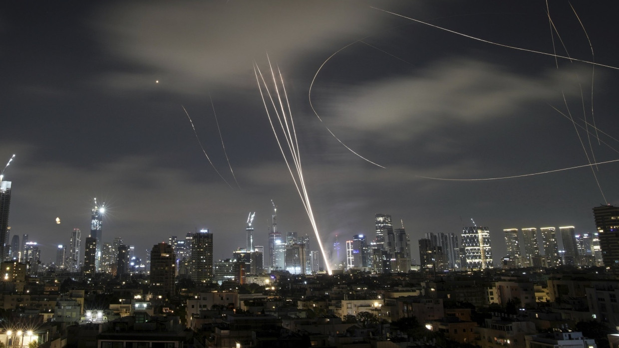 Das israelische Luftabwehrsystem Iron Dome wehrt während eines iranischen Angriffs Raketen über Tel Aviv ab.