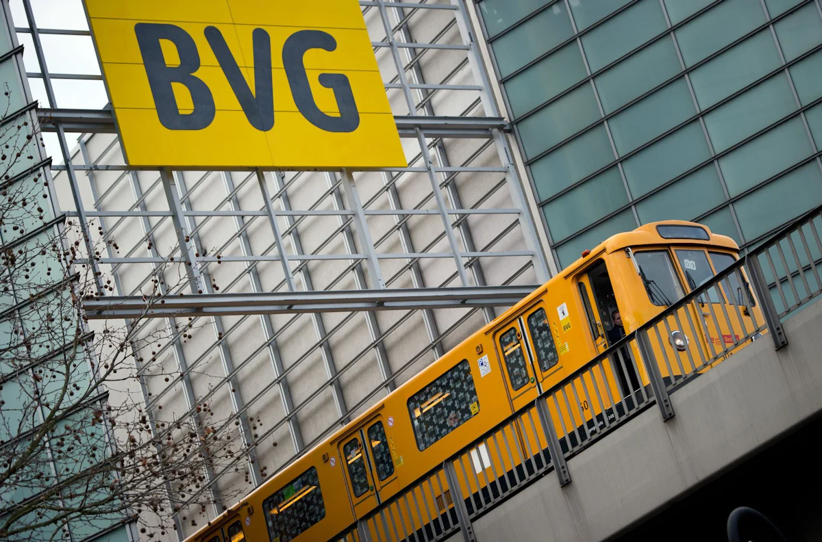 Kriminalität im ÖPNV - Senat berät über Messerverbot in Bussen und Bahnen - Politik