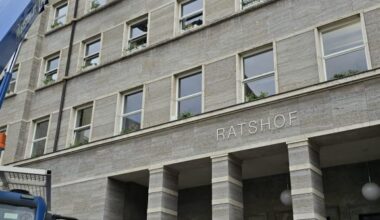 der Ratshof blüht wieder – Geranien an den Fenstern angebracht – Du bist Halle