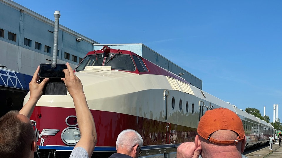 "Ein bisschen Magie": Restaurierter DDR-Schnellzug SVT Görlitz begeistert Eisenbahn-Fans