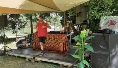 Der Rapper MVX aus Halle auf der Bühne an der Burg Giebichenstein