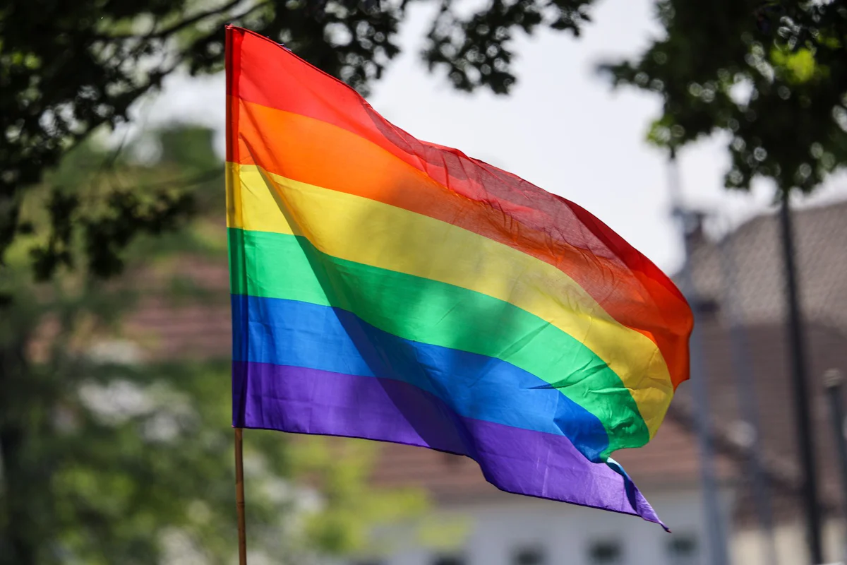 Prenzlauer Berg - Regenbogenfahne abgerissen, mit Baseballschläger gedroht - Panorama