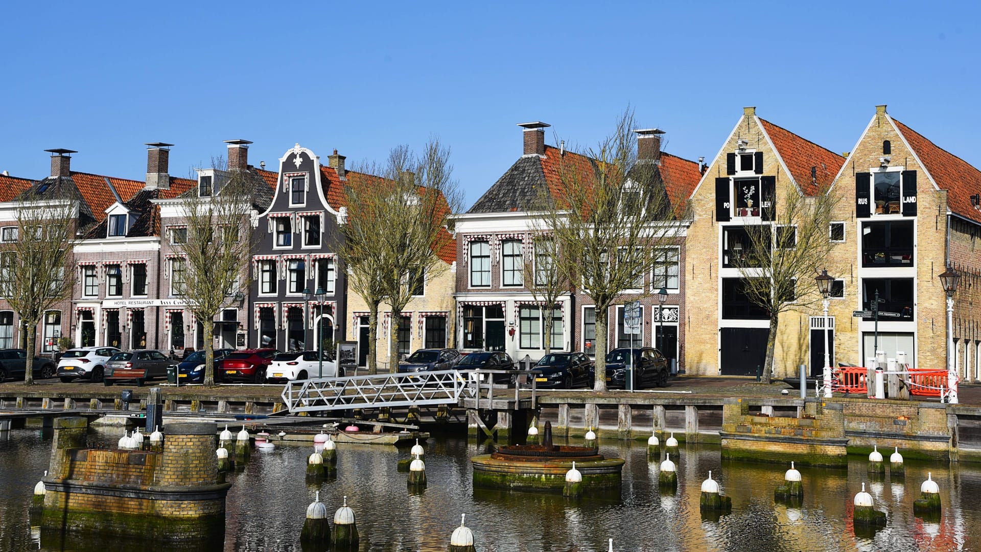 Der Hafen von Harlingen: Die Stadt hat viele historische Bauten.