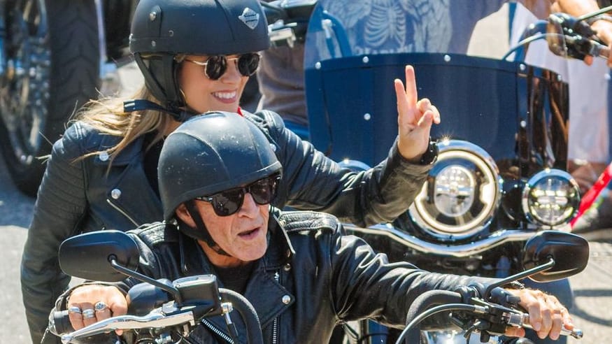 Der Musiker Peter Maffay führte dieses Jahr als Ehrengast mit seiner Frau Hendrikje Balsmeyer die Abschlussfahrt der Hamburger Harley Days an.