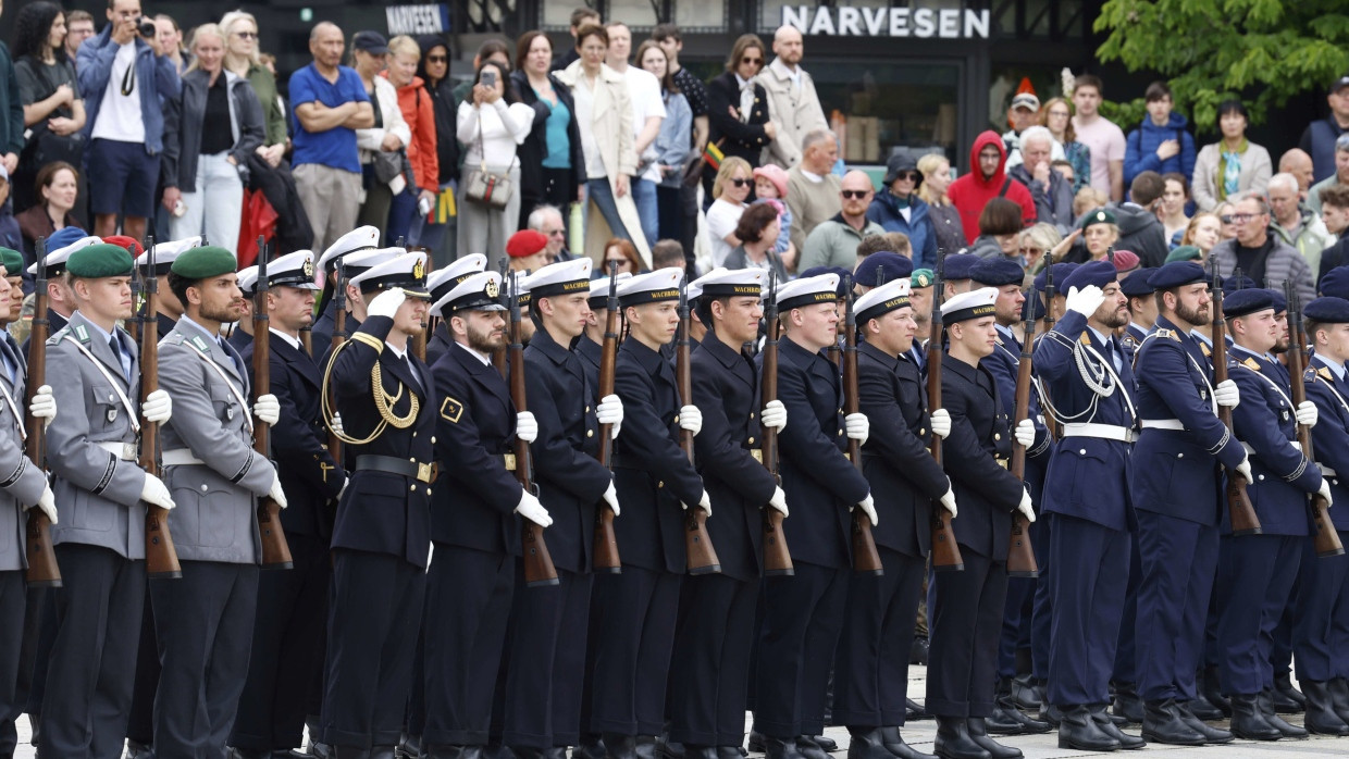 Deutsche Soldaten marschieren im Mai beim Aufstellungsappell der Panzerbrigade 45  in Vilnius auf.