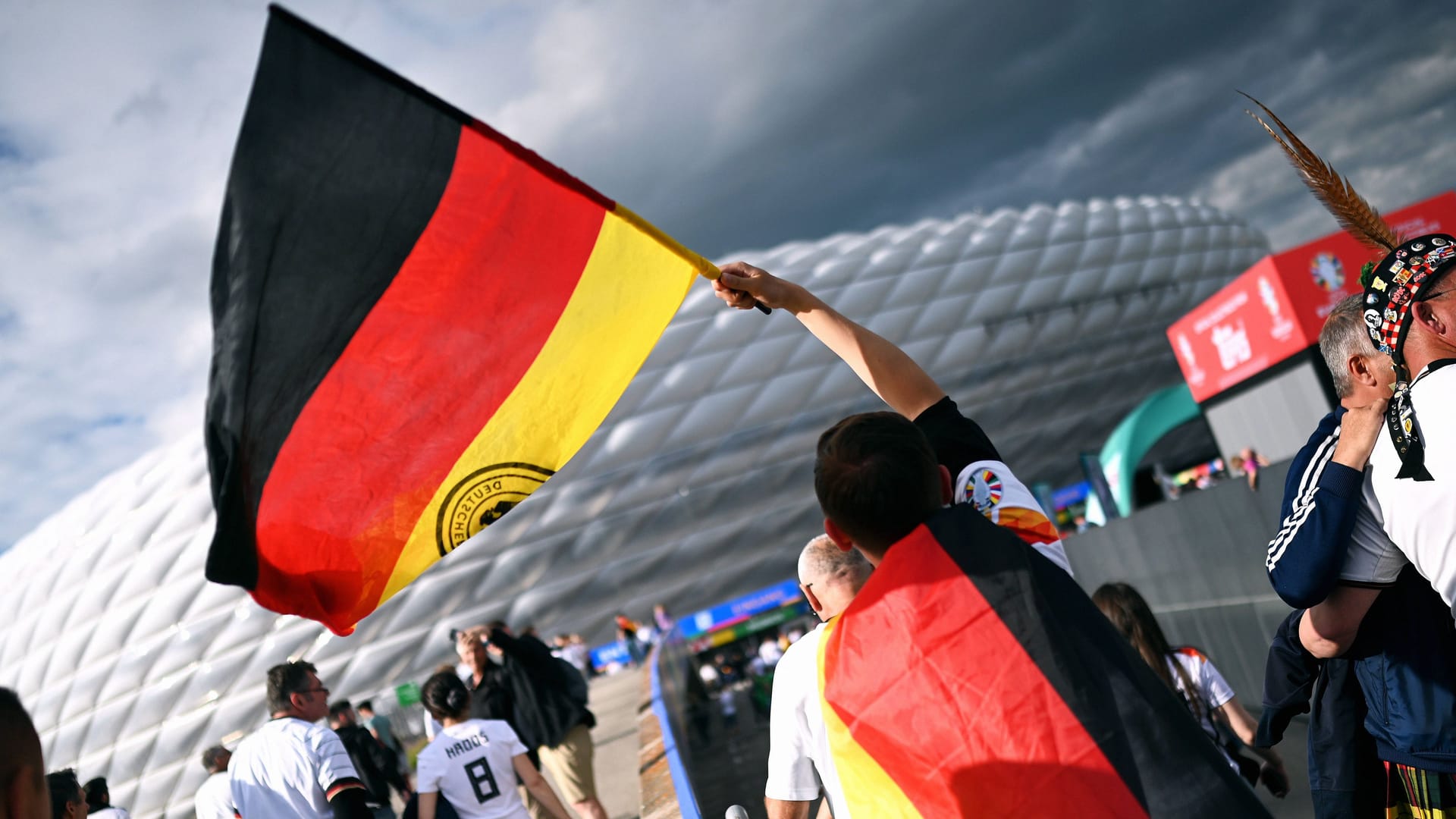 Deutschland-Fans vor der Allianz Arena (Archivbild): Gegner im Halbfinale der Nations League ist Portugal.