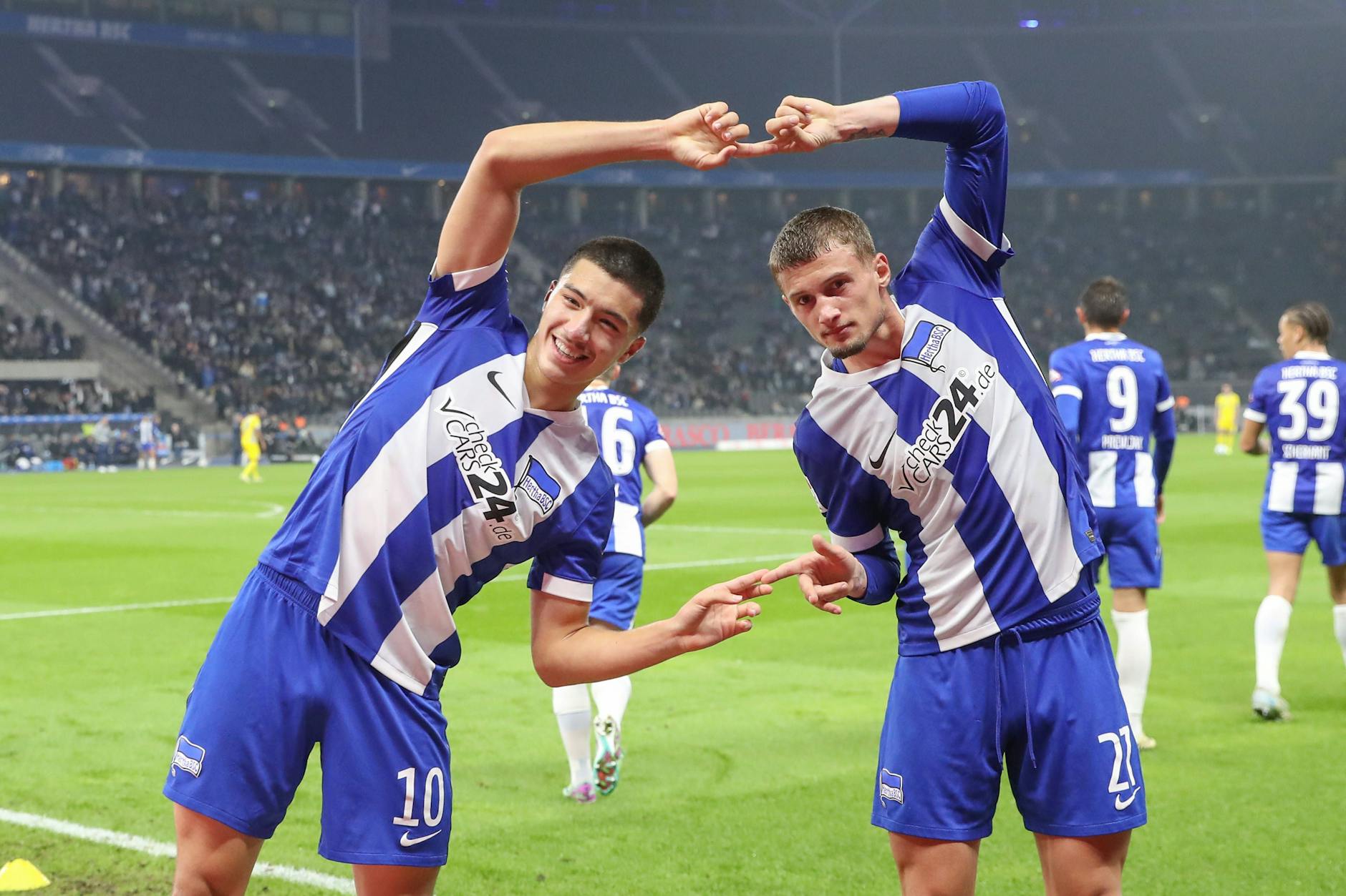 Ibrahim Maza und Michael Cuisance (r.)  jubelten in der vergangenen Saison öfters gemeinsam für Hertha BSC und sind ebenfalls zur Wahl zum Fußballer des Jahres in Berlin nominiert.