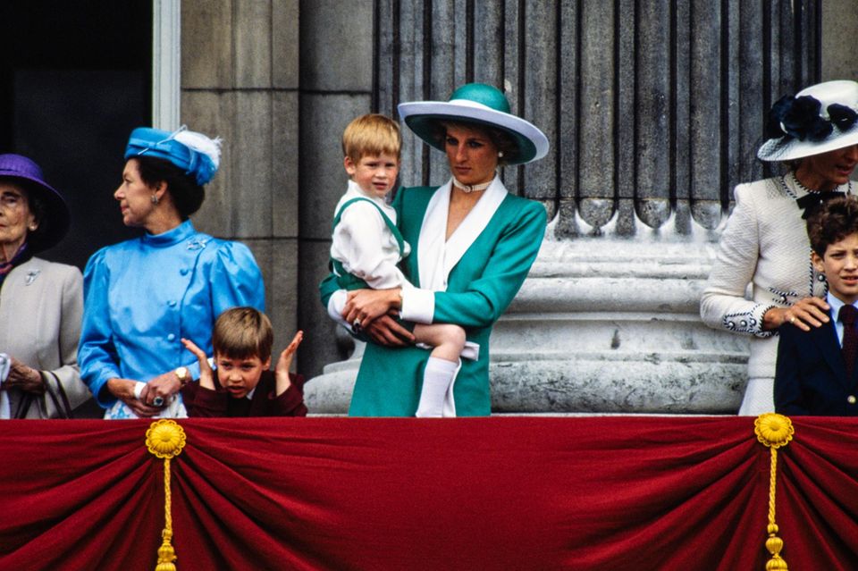 Prinzessin Diana trug bei Trooping the Colour 1988 ein auffälliges Ensemble in Azurgrün beziehungsweise Smaragdgrün und zeigte sich im Partnerlook mit ihrem ältesten Sohn, Prinz William. 