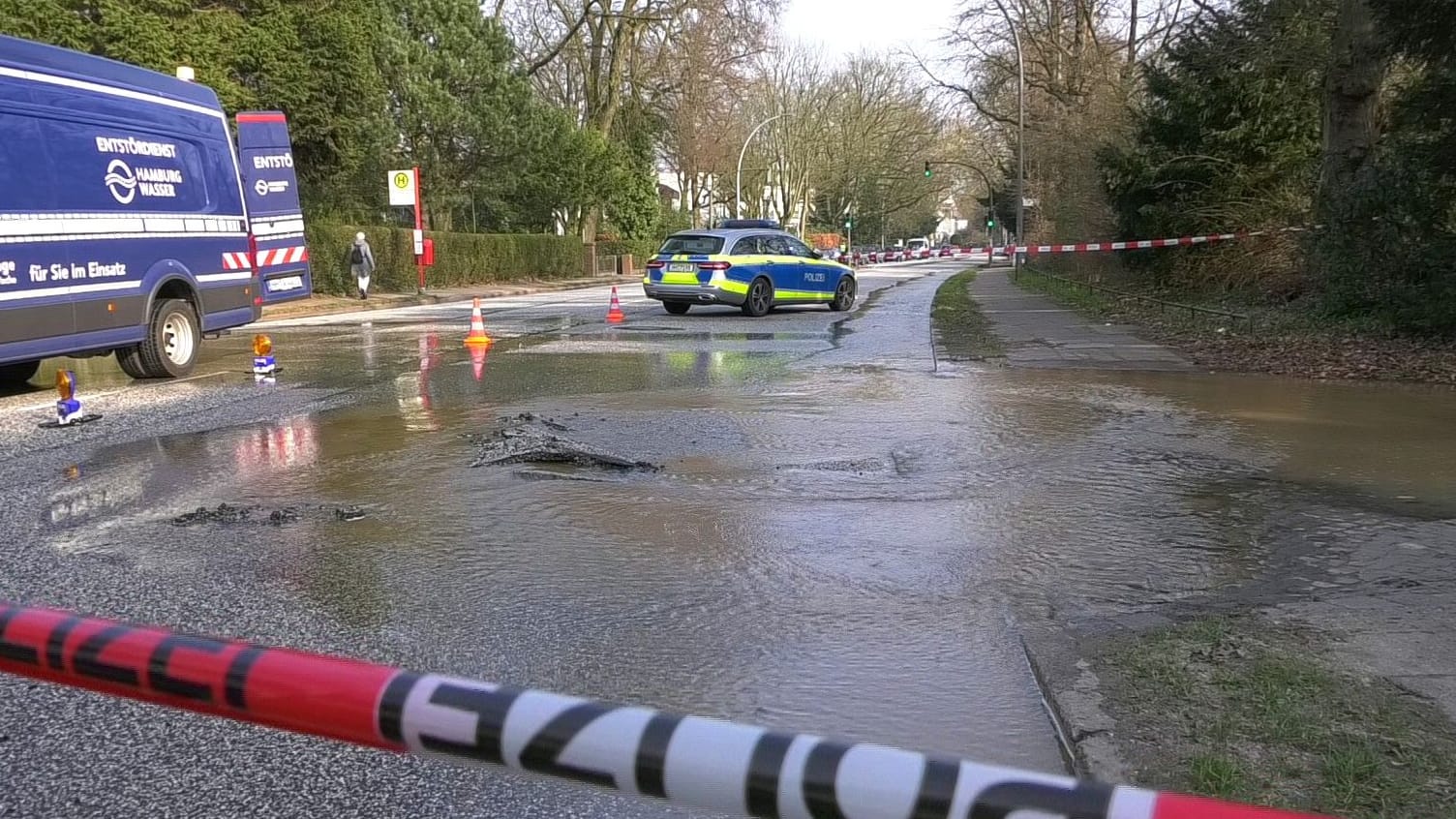 Wasserrohrbruch auf der Elbchaussee: Am Vormittag musste ein Abschnitt der Straße gesperrt werden.
