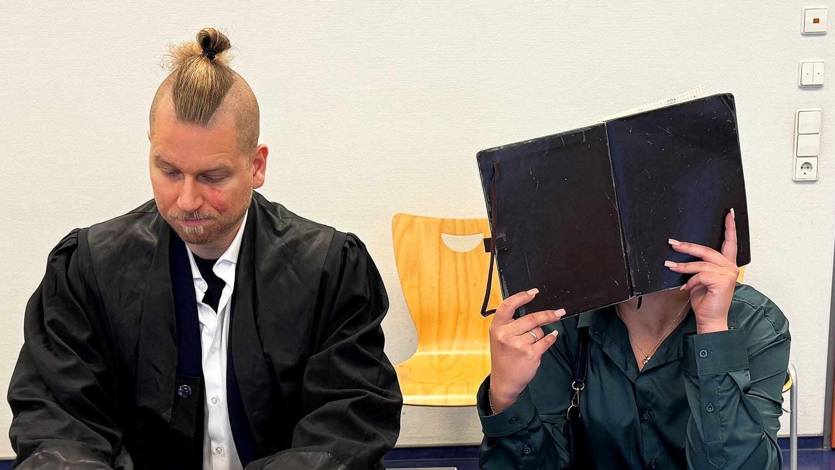 Die Angeklagte sitzt neben ihrem Verteidiger Hont Hetenyi im Verhandlungssaal des Amtsgerichts St. Georg.