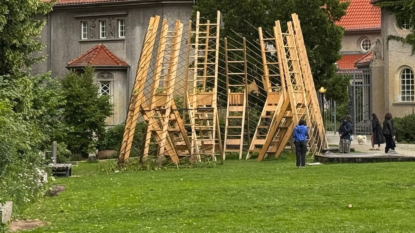 Die Kunst-Skulptur in Berlin-Wedding: Ein Junge ist am Sonntag beim Klettern gestürzt und hat sich schwer verletzt.