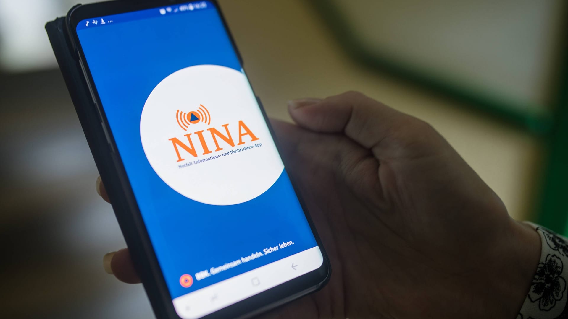 Die Warn-App NINA auf einem Smartphone (Archivbild):