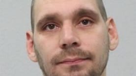 Dieser Mann flüchtete aus einer forensischen Klinik in Porz: Seit Montagabend sucht die Polizei nach ihm.
