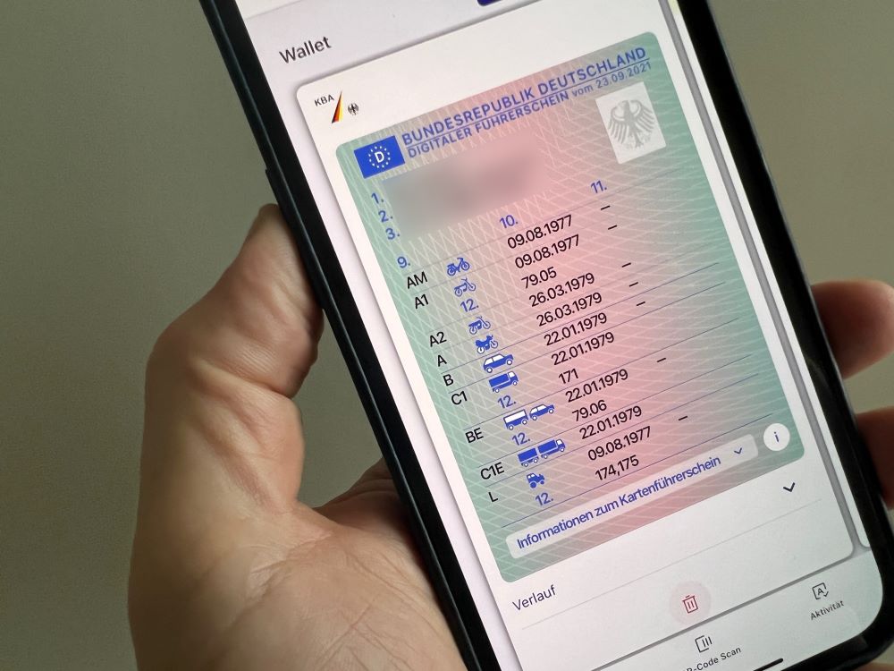 Führerschein und Perso auf dem Smartphone