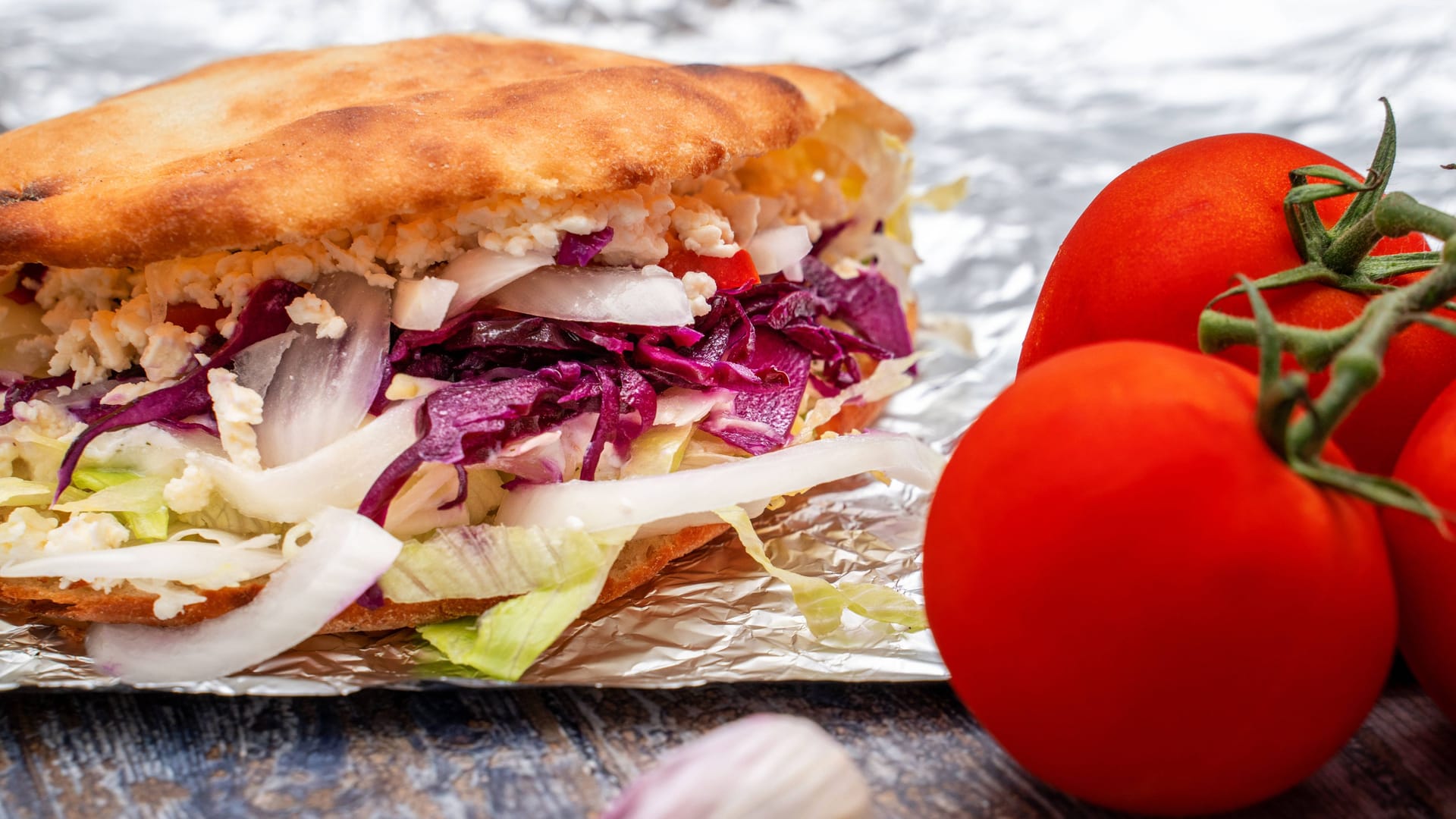 Döner auf einem Tisch (Symbolfoto): Der Preis hat zuletzt deutlich zugenommen.