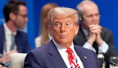 US-Präsident Donald Trump während einer Plenarsitzung der NATO. Er trägt einen dunkelblauen Anzug und eine Krawatte mit dem blau-weiß-roten Muster der Union-Jacke-Flagge.