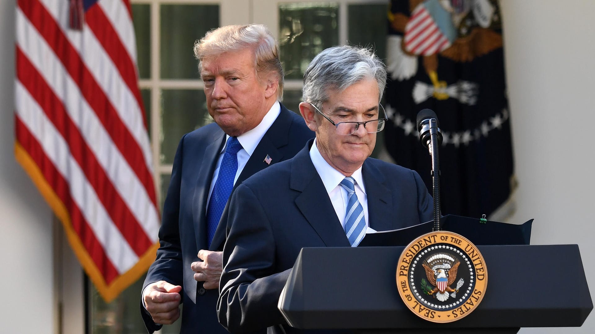 Donald Trump und Jerome Powell (r.): Dem Chef der amerikanischen Federal Reserve ist es zu verdanken, dass die Finanzmärkte im März 2020 nicht kollabierten.