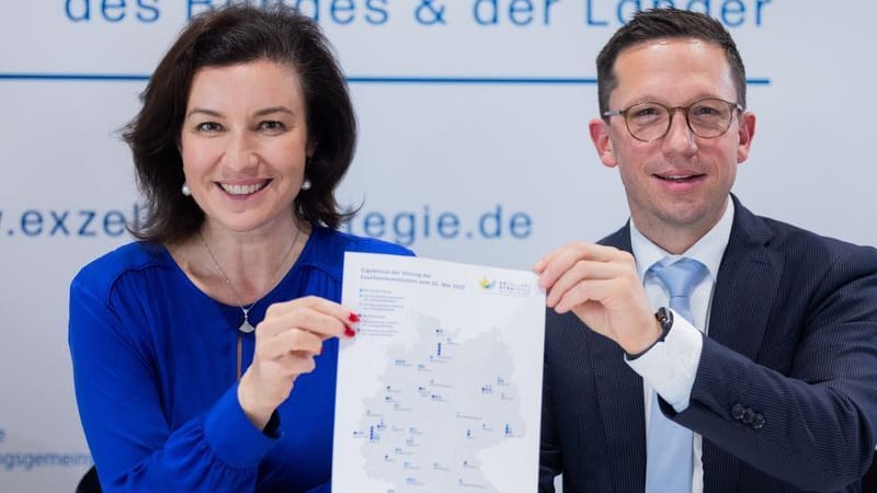 Dorothee Bär (CSU, l.), Bundesforschungsministerin, und Falko Mohrs (SPD), niedersächsischer Minister für Wissenschaft und Kultur, präsentieren eine Grafik bei einer Pressekonferenz der Deutschen Forschungsgemeinschaft (DFG).