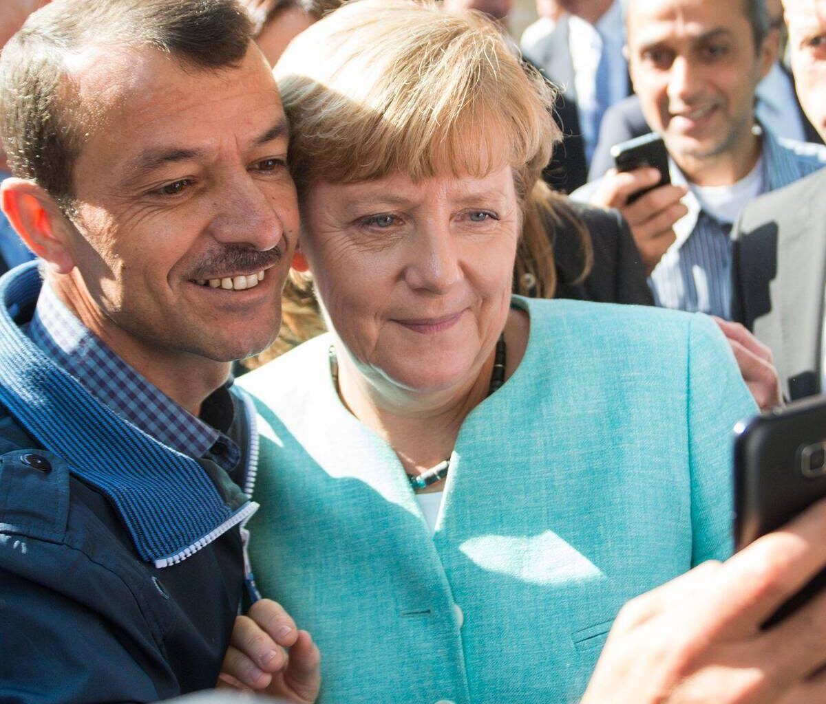 Merkel mit Geflüchteten am Tisch - zehn Jahre nach 2015