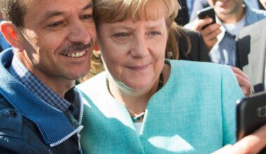 Merkel mit Geflüchteten am Tisch - zehn Jahre nach 2015