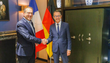 Bundesinnenminister Dobrindt begrüßt seinen französischen Amtskollegen Retailleau vor französischer und deutscher Flagge