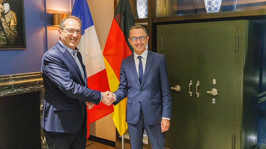Bundesinnenminister Dobrindt begrüßt seinen französischen Amtskollegen Retailleau vor französischer und deutscher Flagge
