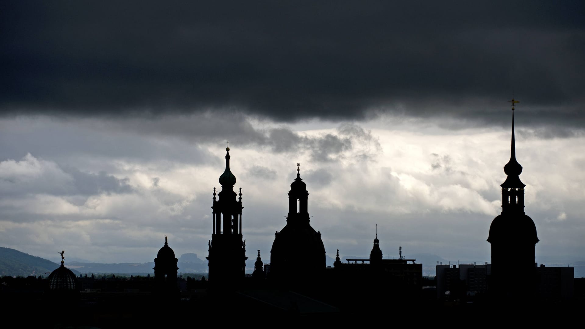 Dunkle Regenwolken hängen über Dresden (Archivbild).