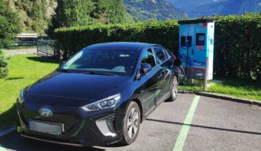 Bergische Uni forscht an kabellosem Laden von Elektroautos