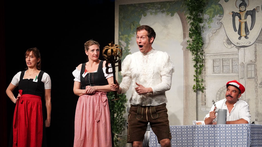 Ein großer Spaß rund um den Urenkel vom „Münchner im Himmel“: Die Revue „München, du machst mich fertig“ mit Annette Lubosch, Kathrin Anna Stahl, Stefan Murr und Simon Pearce (von links).