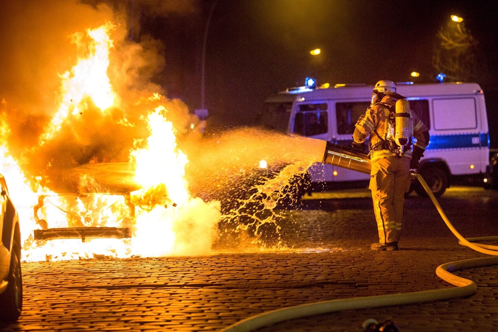 Mutmaßlicher Brandstifter flieht auf Fahrrad – Polizei stellt ihn