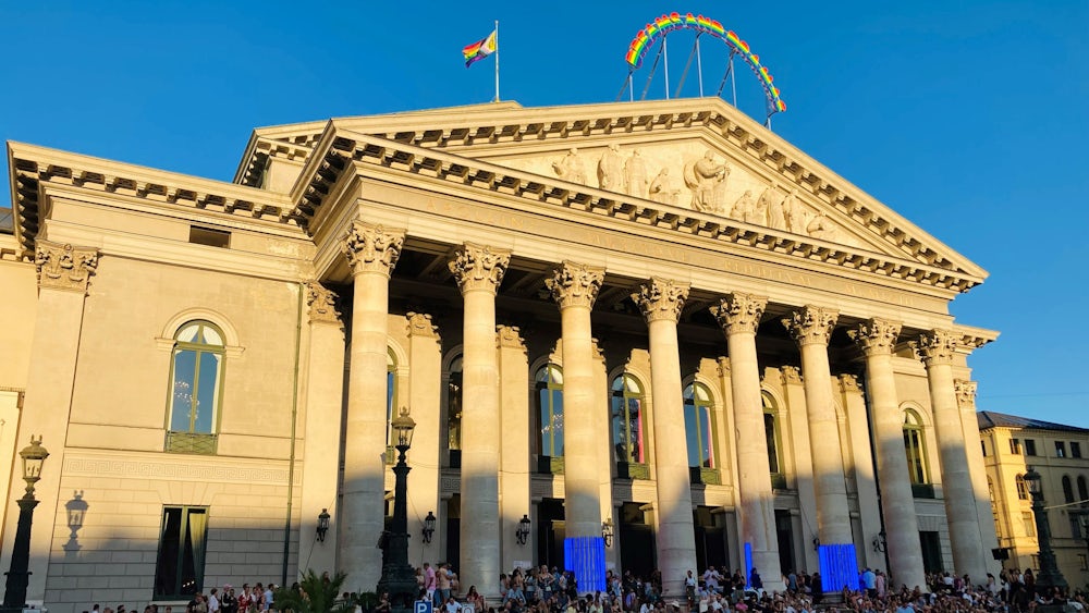 Über dem Dach der Bayerischen Staatsoper leuchtet die Regenbogen-Installation „Dreams and Dramas“ von Ugo Rondinone, hier während der Eröffnung der Apollon Stufenbar vor wenigen Tagen.
