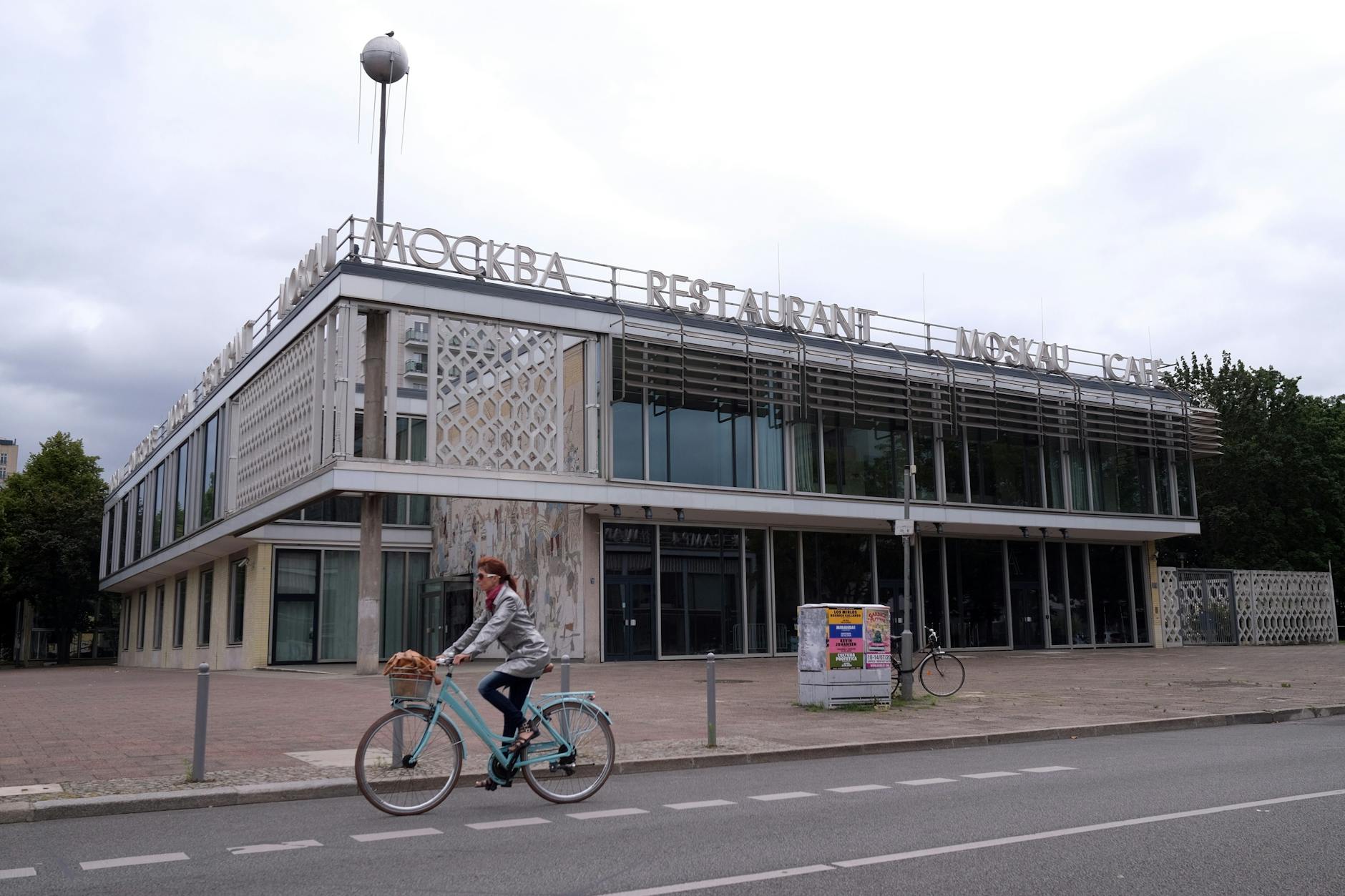 Deutlich ruhiger geht es im westlichen Teil der Allee zu. Hier dominieren Bauten der Moderne, wie etwa das berühmte Café Moskau. Ab und an zieht ein Radfahrer vorüber, ansonsten passiert nicht viel.