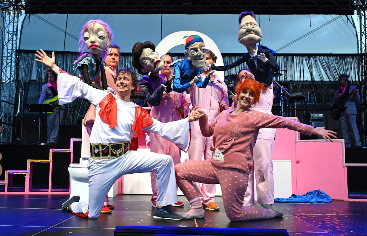 Neues Musical in Halle - „Klosical“ von Prinzen-Sänger - Kein stilles Örtchen - Gesellschaft
