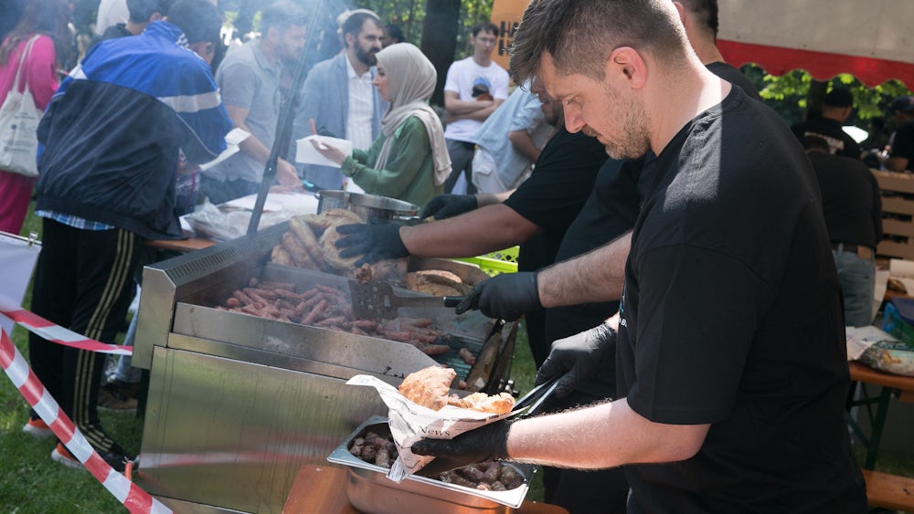 ...um gemeinsam zu essen – etwa Ćevapi –...