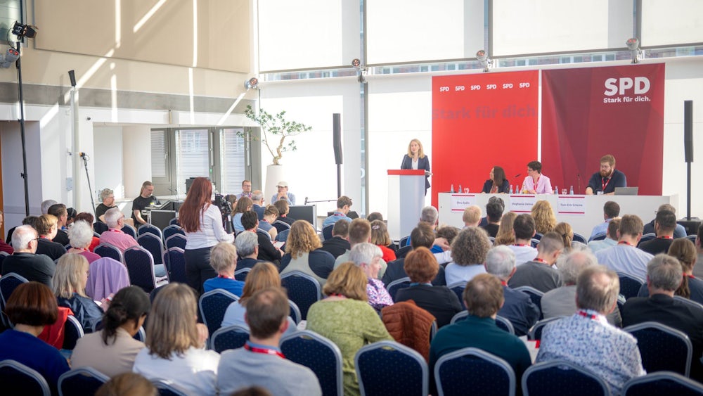 Gastrednerin beim außerordentlichen SPD-Parteitag in Bremen war Bundesbauministerin Verena Hubertz (SPD). Bei der Veranstaltung wurde Nancy Böhning als Bevollmächtigte beim Bund und für Europa nominiert.