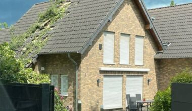 Troisdorf: Baum stürzt auf Einfamilienhaus