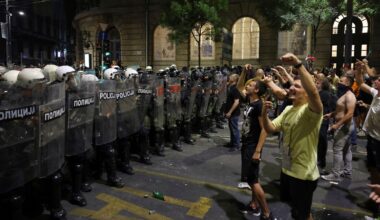 Massenproteste in Belgrad: Bis zu 140.000 Menschen fordern Neuwahlen in Serbien