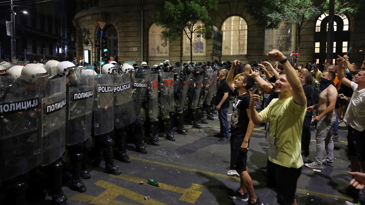 Massenproteste in Belgrad: Bis zu 140.000 Menschen fordern Neuwahlen in Serbien