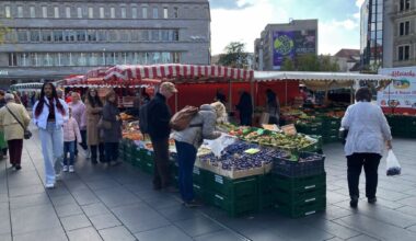 Der Wochenmarkt in Halle bietet stets frische Lebensmittel.