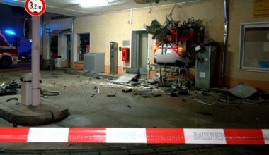Nürnberg: Auto kracht in Tankstelle und reißt Zapfsäule um