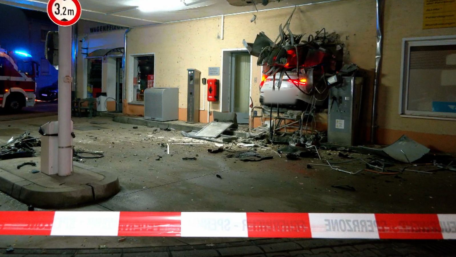 Nürnberg: Auto kracht in Tankstelle und reißt Zapfsäule um