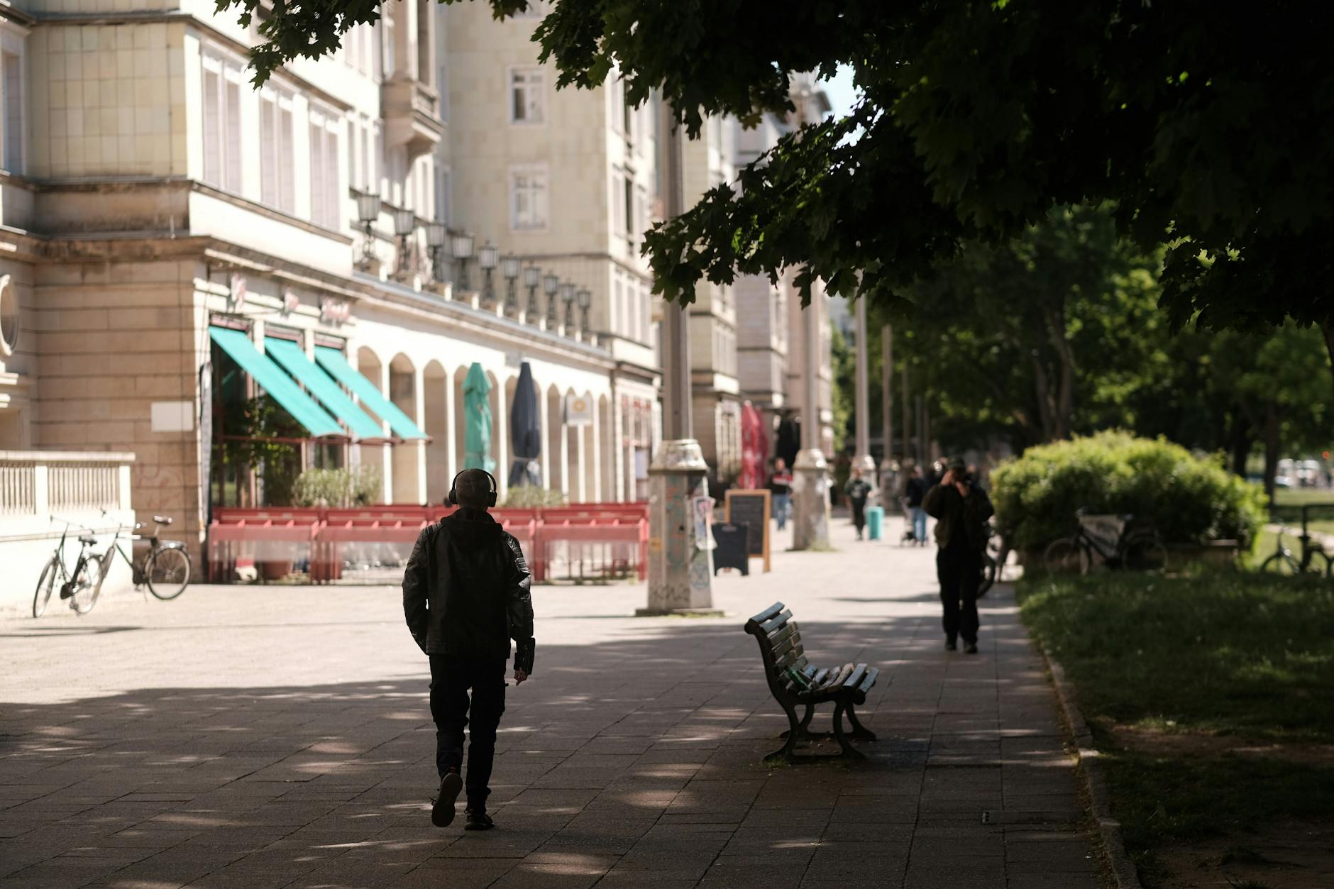 In den Erdgeschosszonen im östlichen Teil der Allee befinden sich überwiegend öffentliche Nutzungen. Dennoch stehen auch hier viele Läden leer.