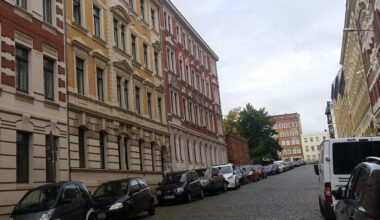 Seitenstraße, die schräg nach oben verläuft, geparkte PKW.