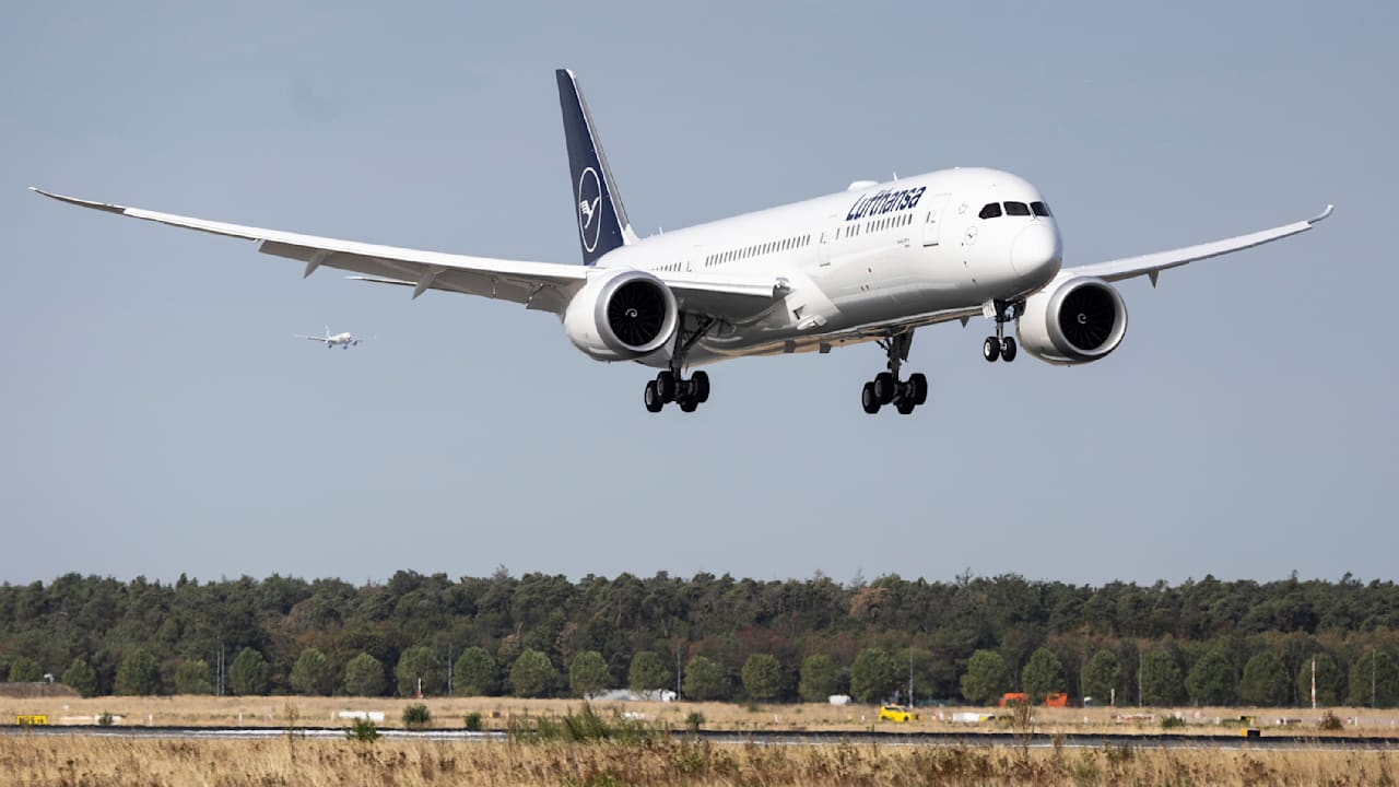Bombendrohung zwingt Lufthansa-Flieger zur Umkehr nach Frankfurt | Regional