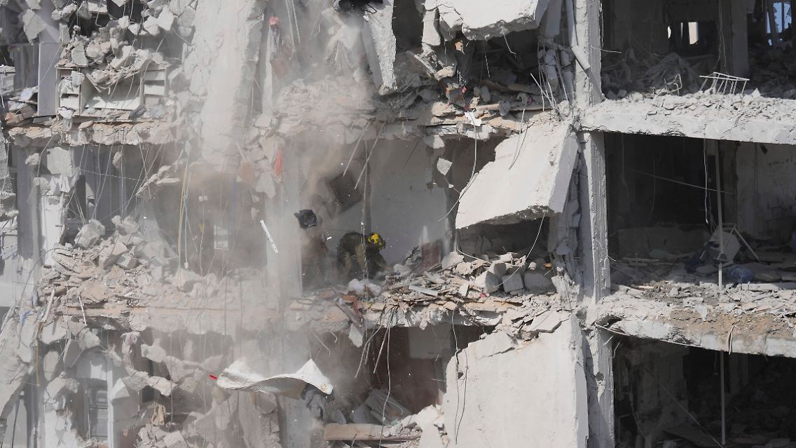 In diesem Gebäude bei Tel Aviv suchen Helfer nach Verschütteten.