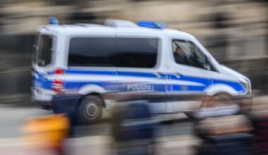 Polizei ermittelt: Dutzende Neonazis marschieren durch Dresden | Regional