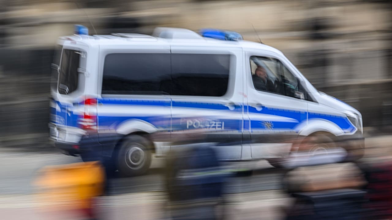 Polizei ermittelt: Dutzende Neonazis marschieren durch Dresden | Regional