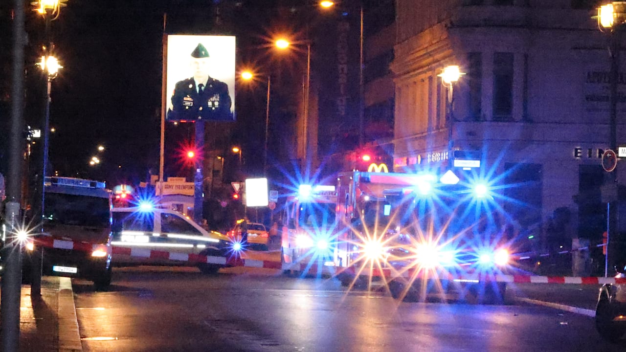 Berlin: Schüsse am Checkpoint Charlie | Regional