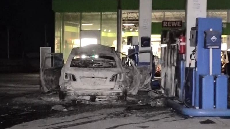 Ein ausgebranntes Fahrzeug steht an einer Zapfsäule auf einer Tankstelle: Das SEK war am Samstag in Hannover im Einsatz.